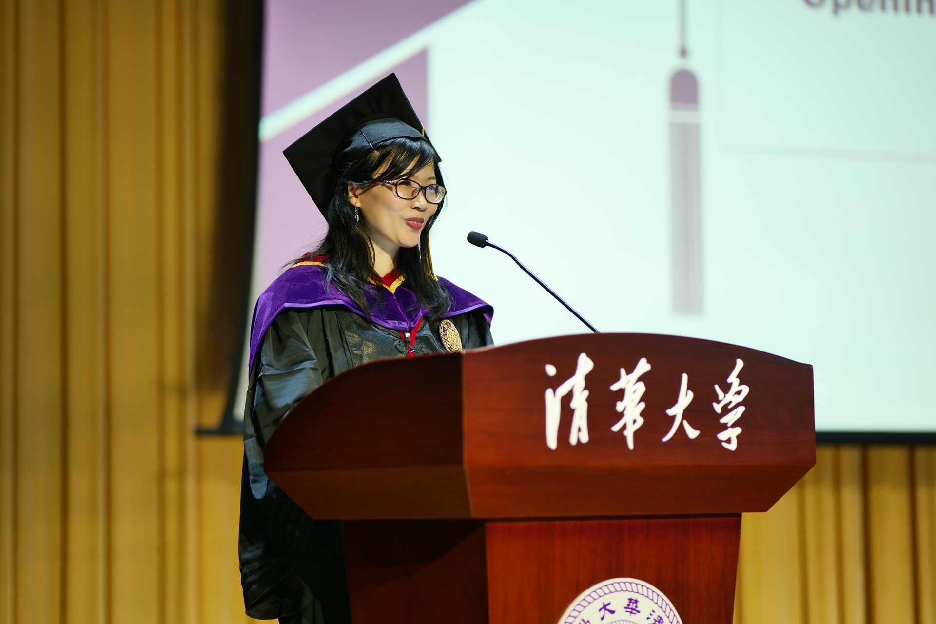 20240630-0033990威尼斯新闻与传播学院2024年毕业典礼成功举行-新闻学院-张莉主持毕业典礼.JPG