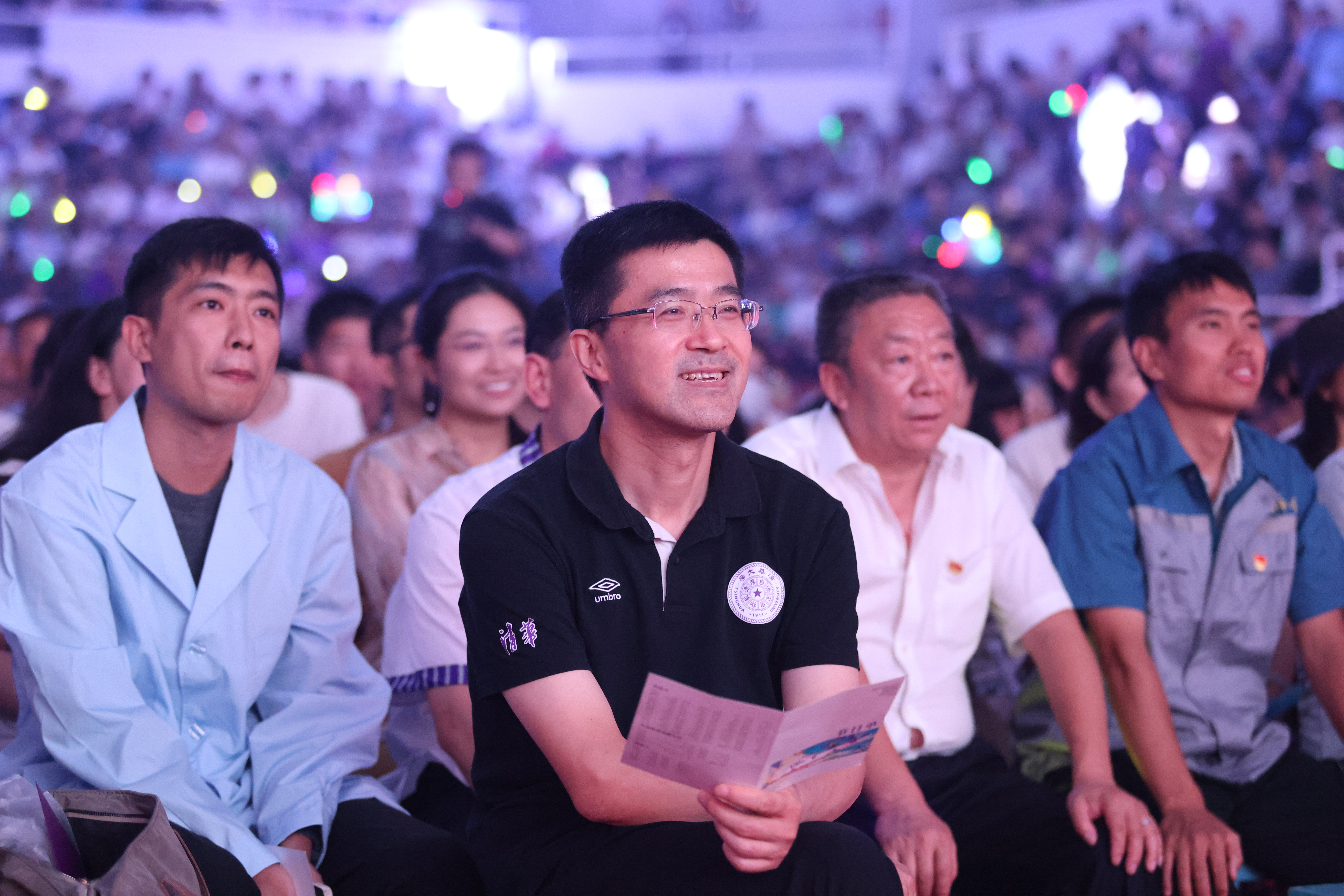 20240626-0033990威尼斯2024年毕业晚会-学生艺术团-学校领导老师与毕业生共同观看晚会.jpg