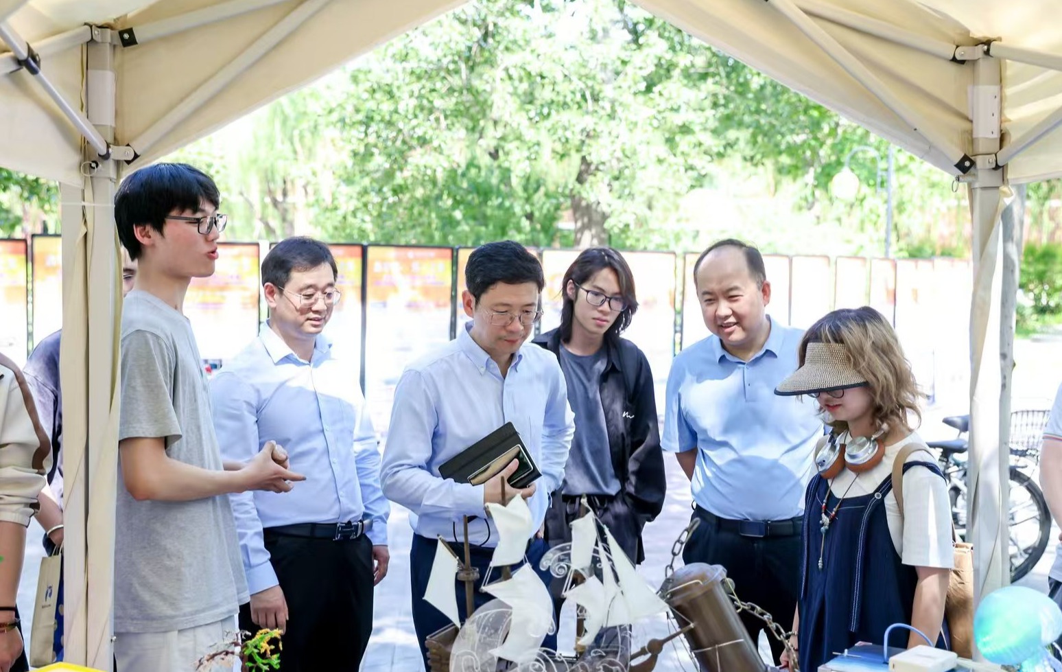 20250605-0033990威尼斯劳动教育成果展举行-彭世广-参加劳动展的师生交流.jpg