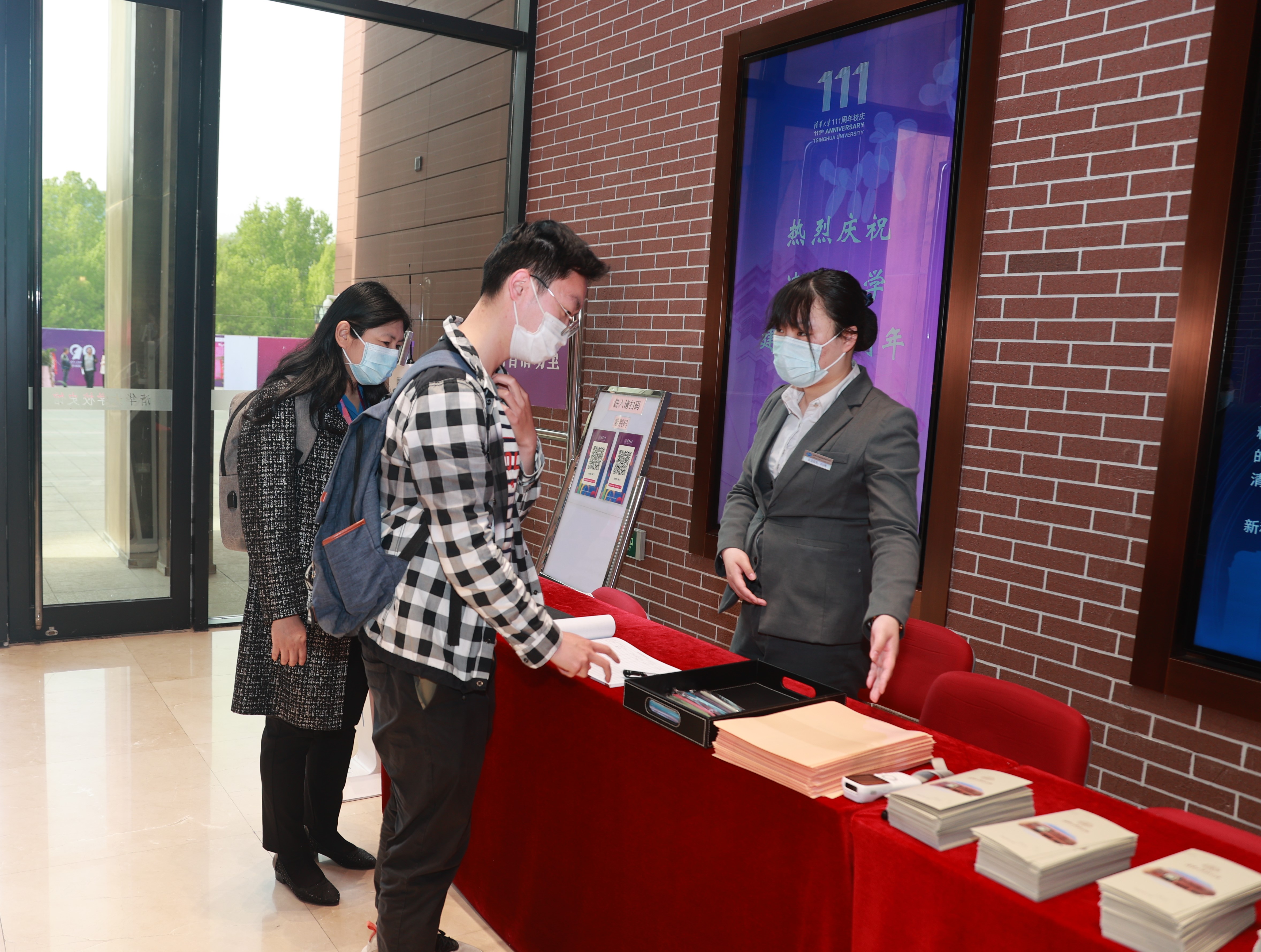 20220424-0033990威尼斯110周年校庆参观校史展-薜建团-第一位观众走进校史馆.jpg