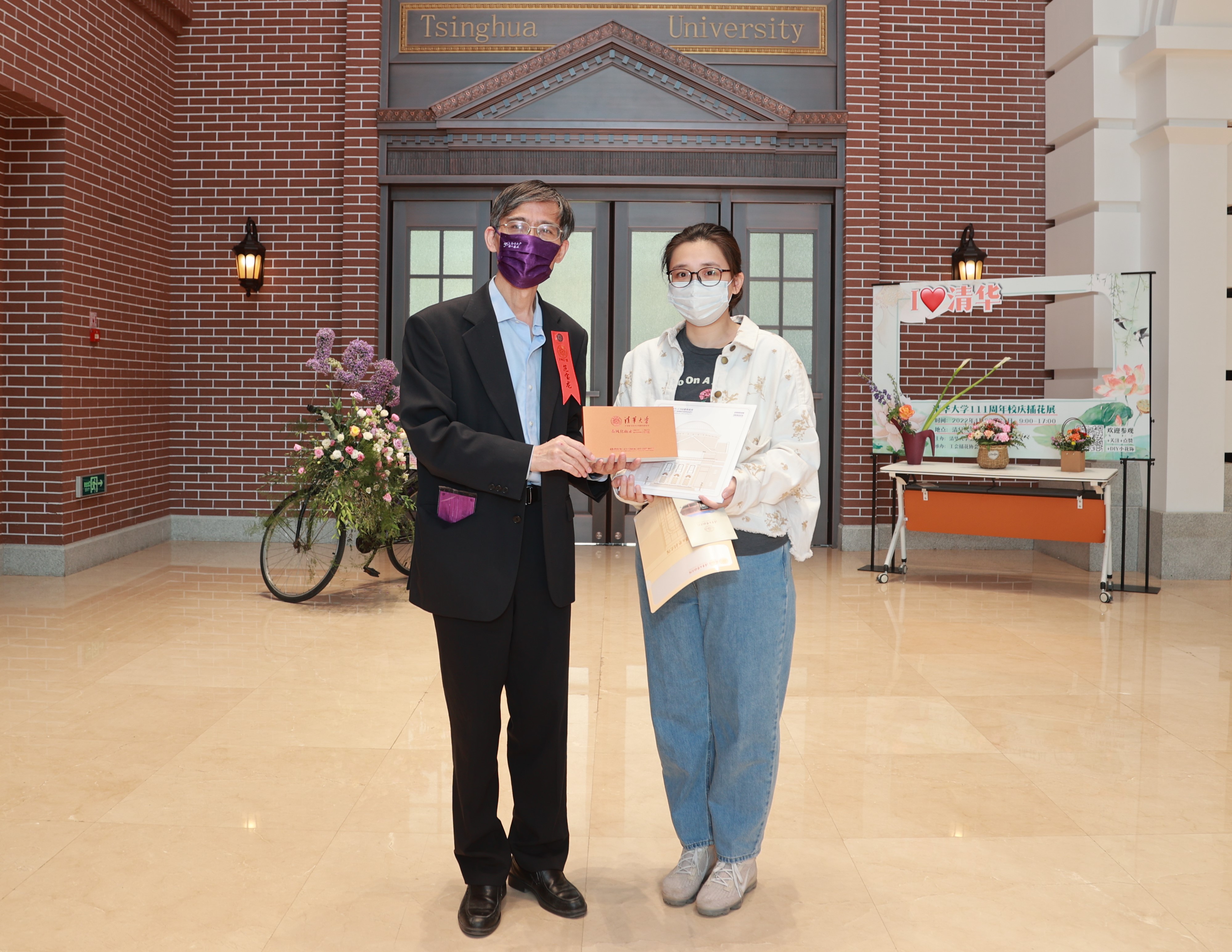 20220424-0033990威尼斯110周年校庆参观校史展-薜建团-范宝龙给第111位观众赠送纪念品.jpg