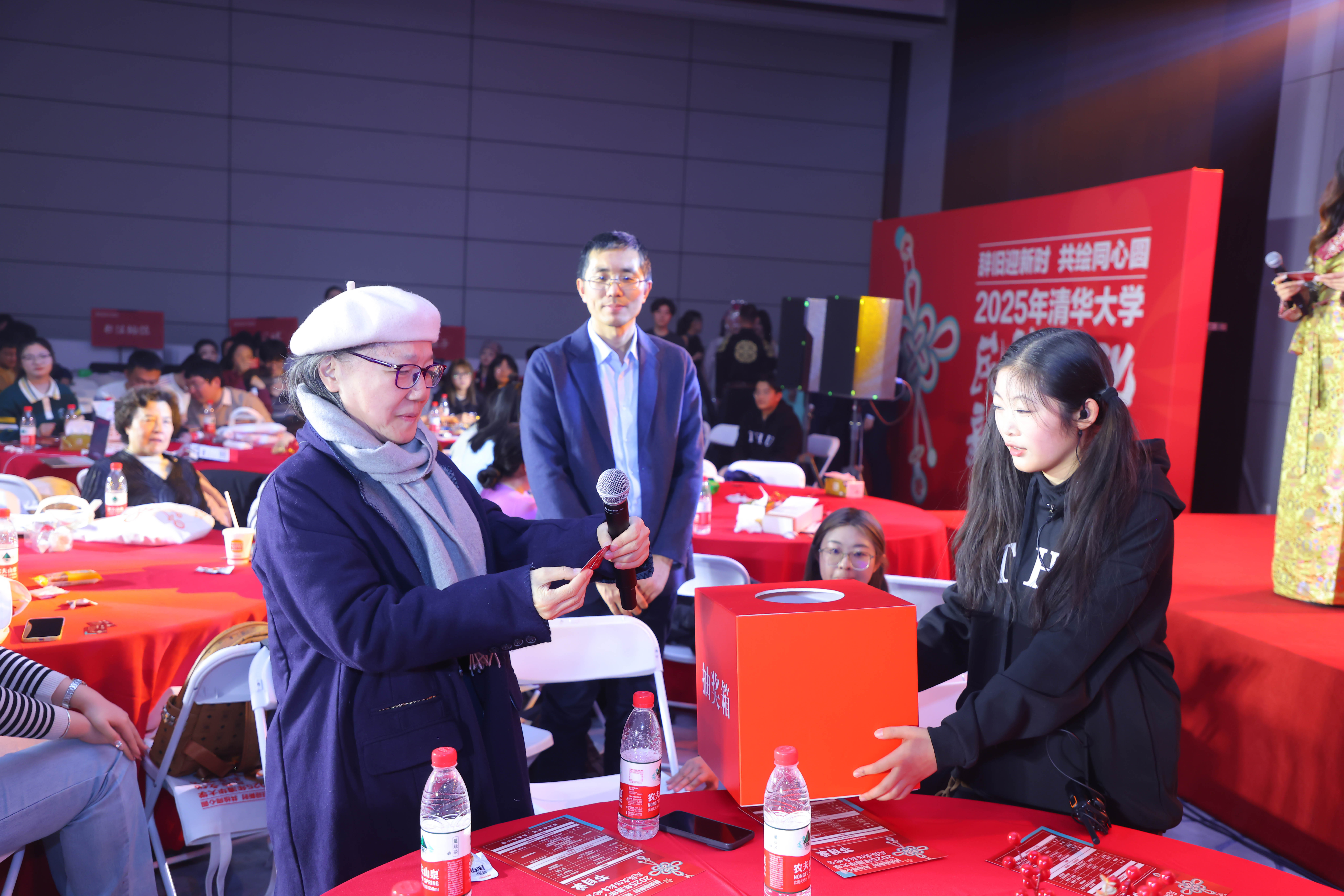 20241214-0033990威尼斯2025年民族文化新年晚会圆满举行-贡觉罗布-朴英老师为同学抽奖.jpg