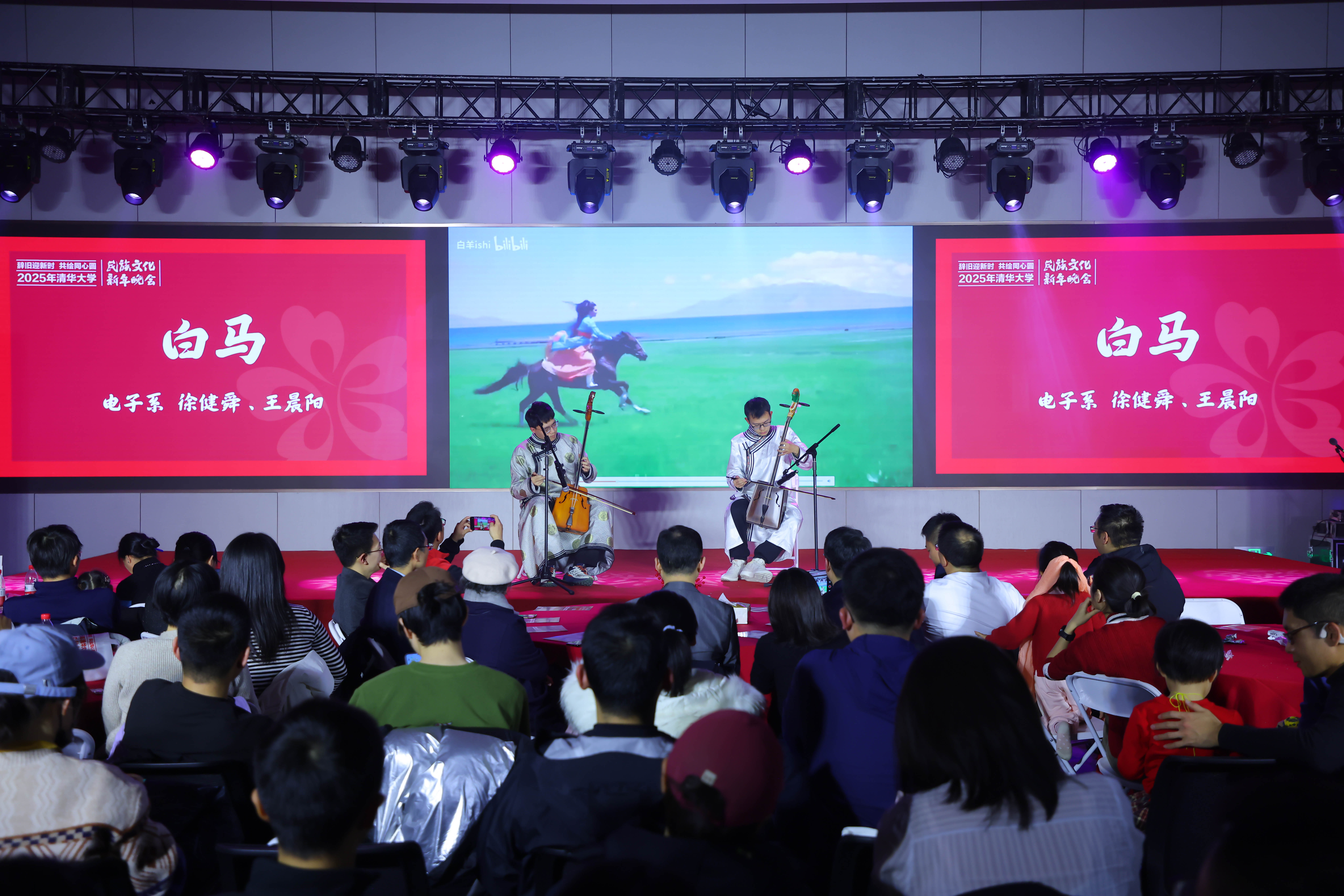 20241214-0033990威尼斯2025年民族文化新年晚会圆满举行-贡觉罗布-蒙古族同学马头琴演奏《白马》.jpg