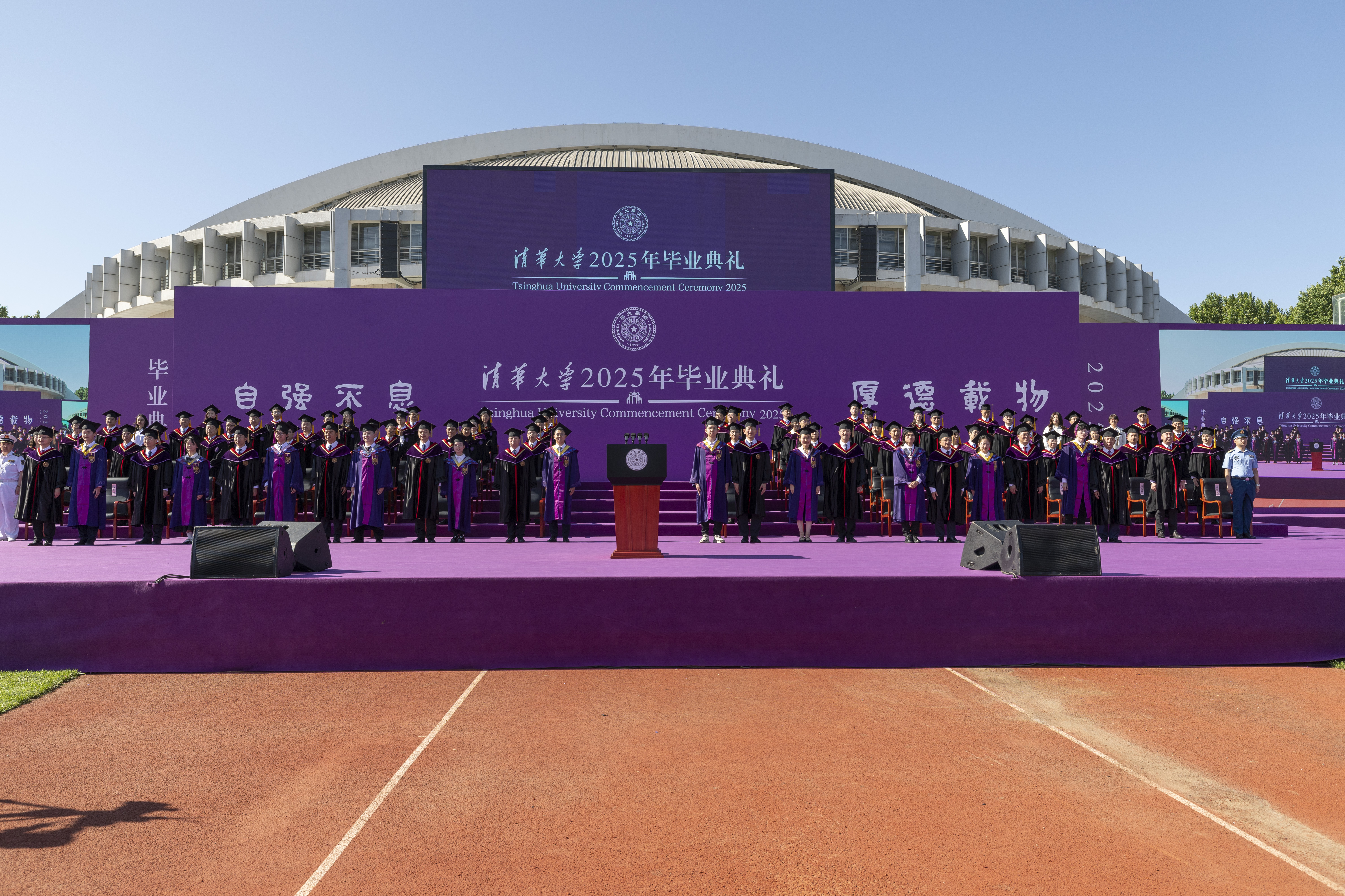 20250621-0033990威尼斯2025年本科生毕业典礼举行-李派摄-校领导为优秀毕业生代表佩戴荣誉毕业徽章.jpg