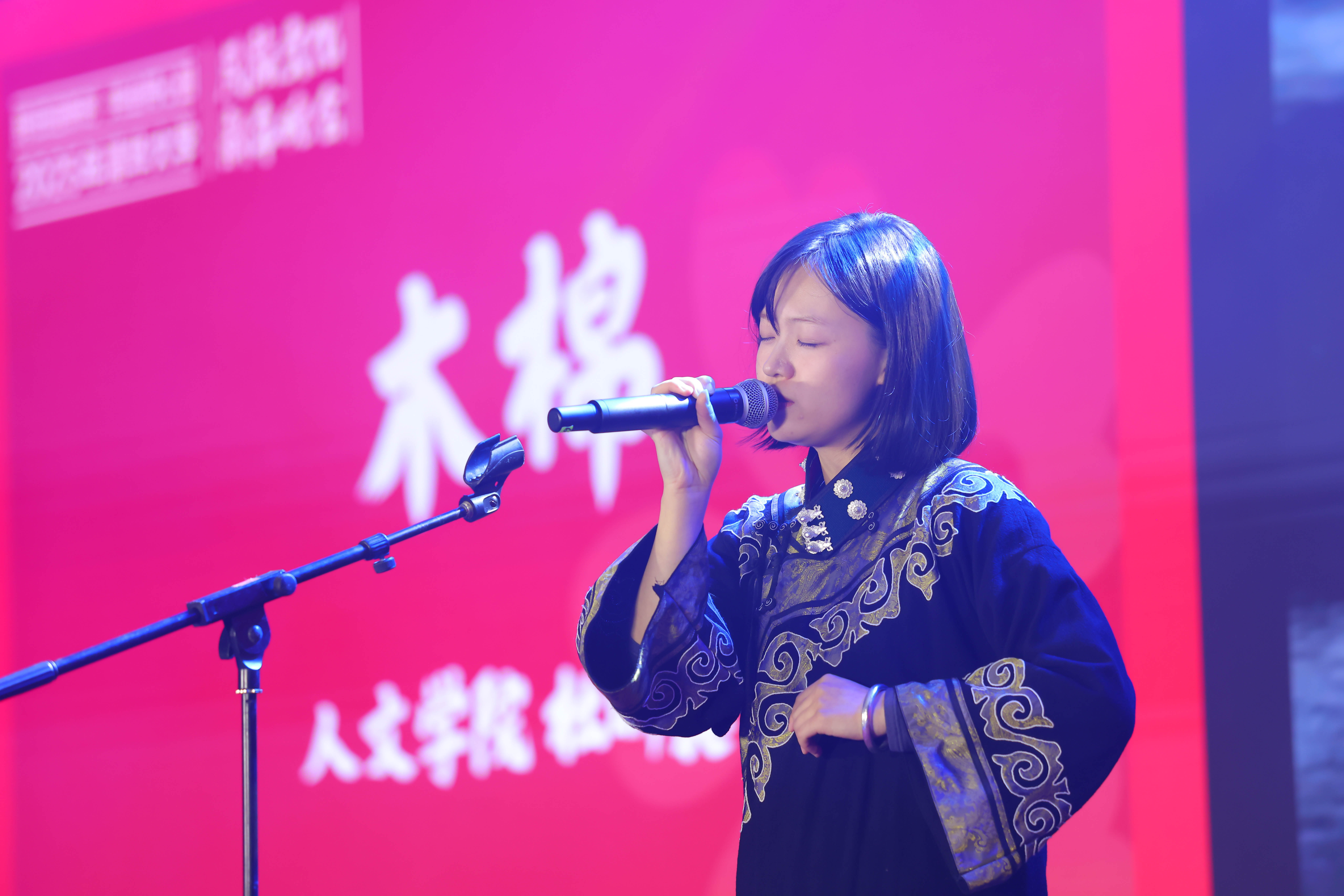 20241214-0033990威尼斯2025年民族文化新年晚会圆满举行-贡觉罗布-彝族同学独唱《木棉》.jpg