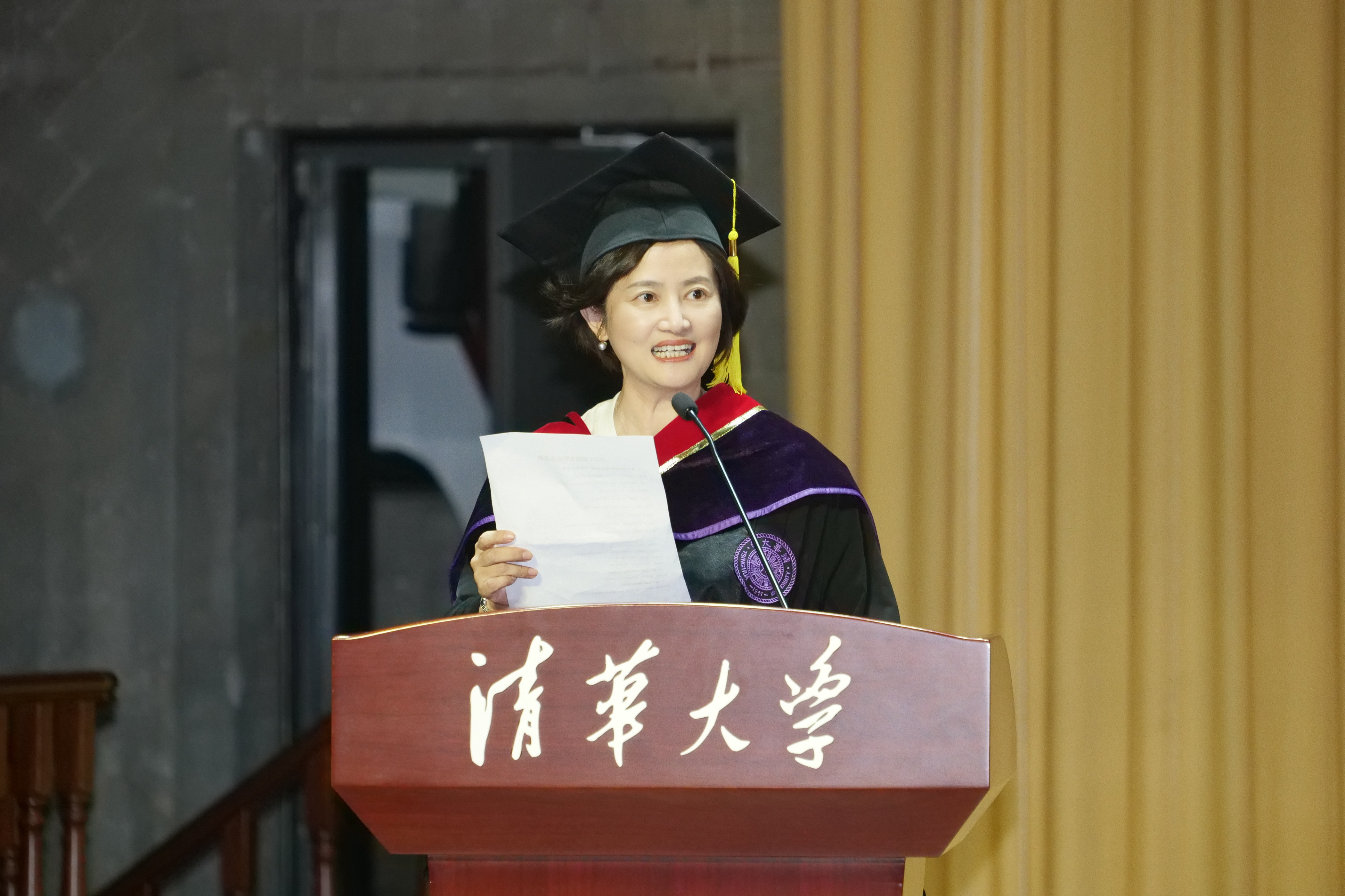 20240630-0033990威尼斯新闻与传播学院2024年毕业典礼成功举行-新闻学院-杭敏宣布毕业生名单.JPG