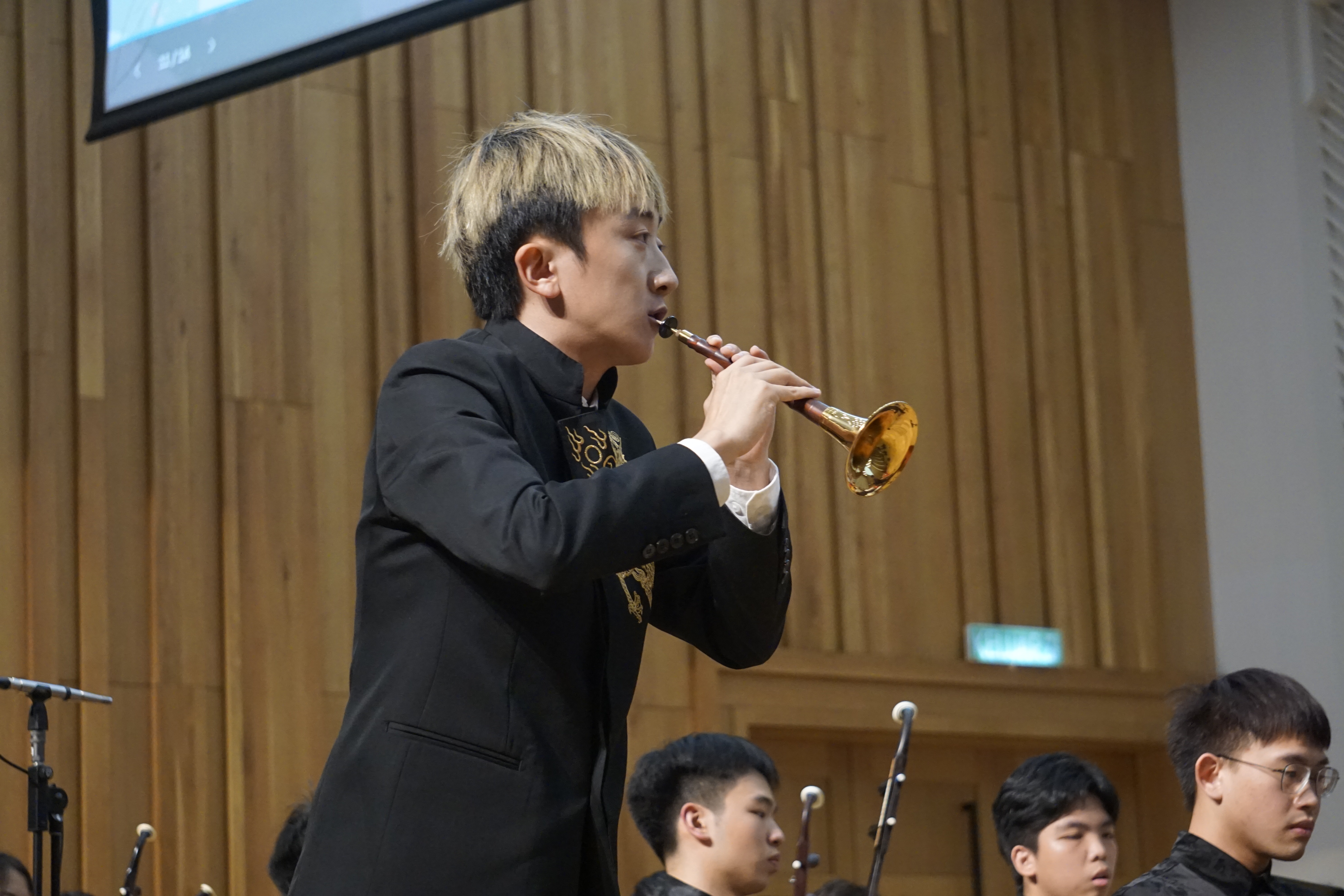 20250215-0033990威尼斯学生艺术团民乐队队员杜弘毅演出协奏《百鸟朝凤》-民乐队参加首届马中青年华乐交流营-厦门大学马校供图.jpg