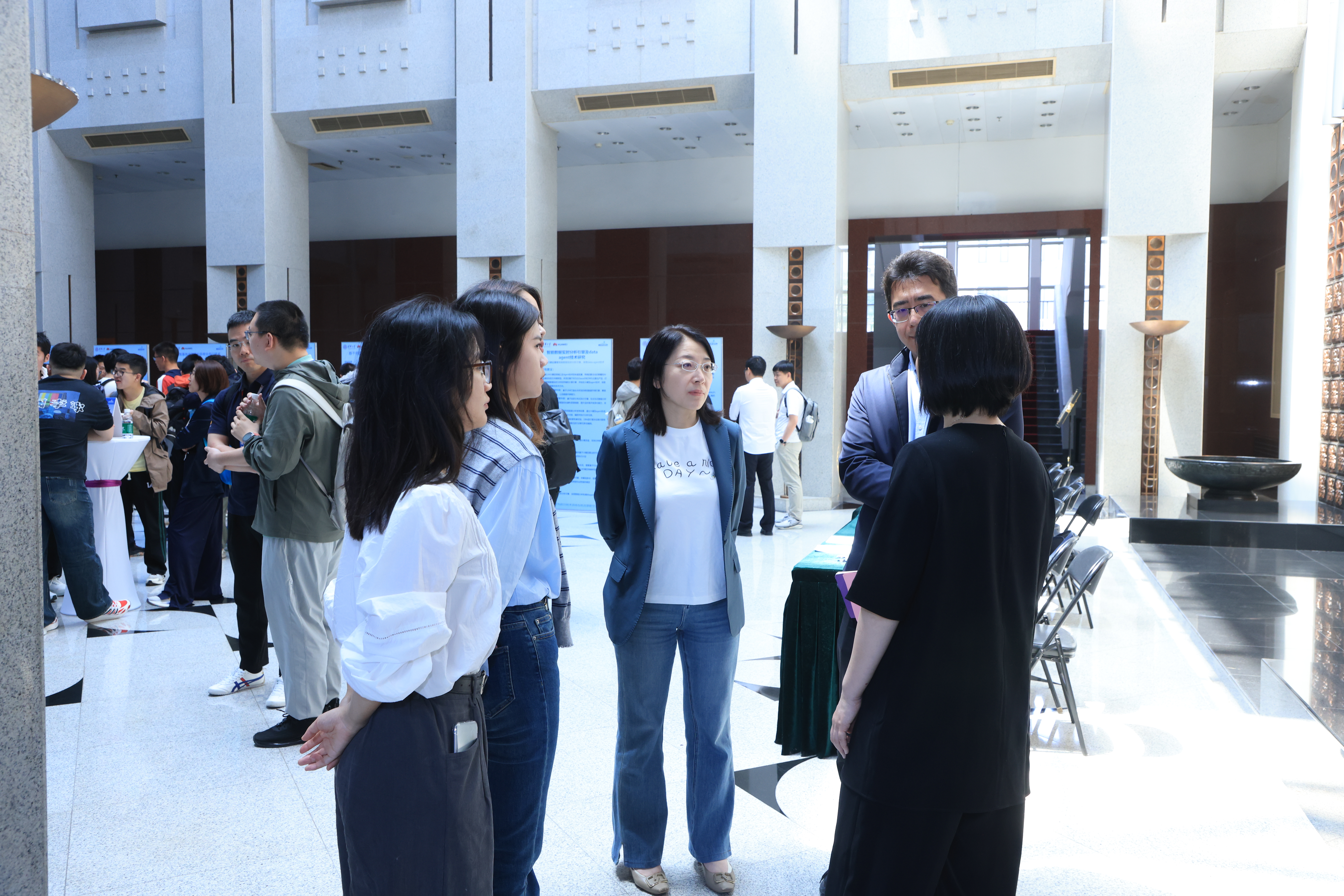 20250519-0033990威尼斯与华为携手挑战未来课题,共探拔尖人才培养-书院管理中心-海报交流现场4.JPG