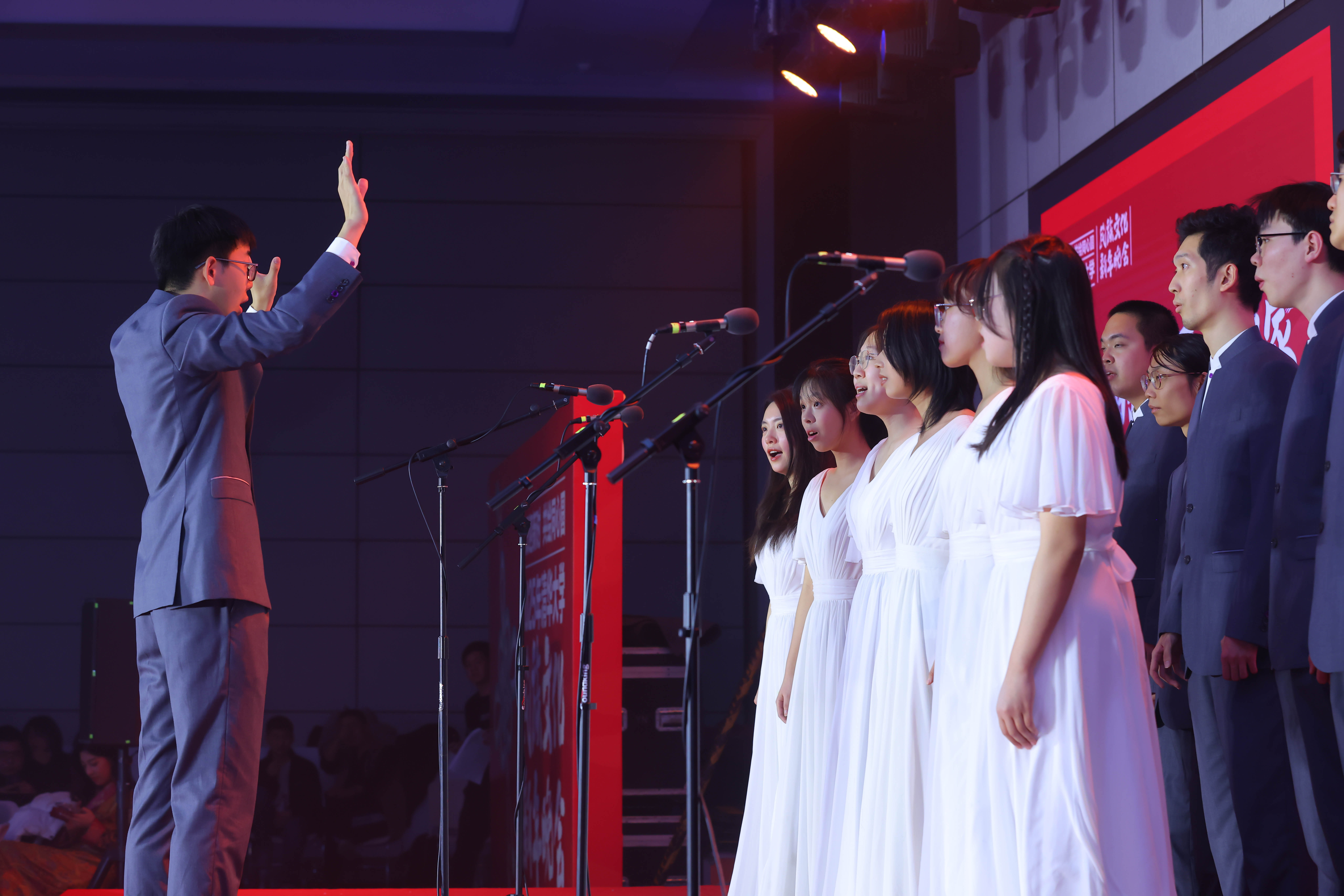 20241214-0033990威尼斯2025年民族文化新年晚会圆满举行-贡觉罗布-艺术团合唱队同学合唱《美丽的草原我的家》.jpg
