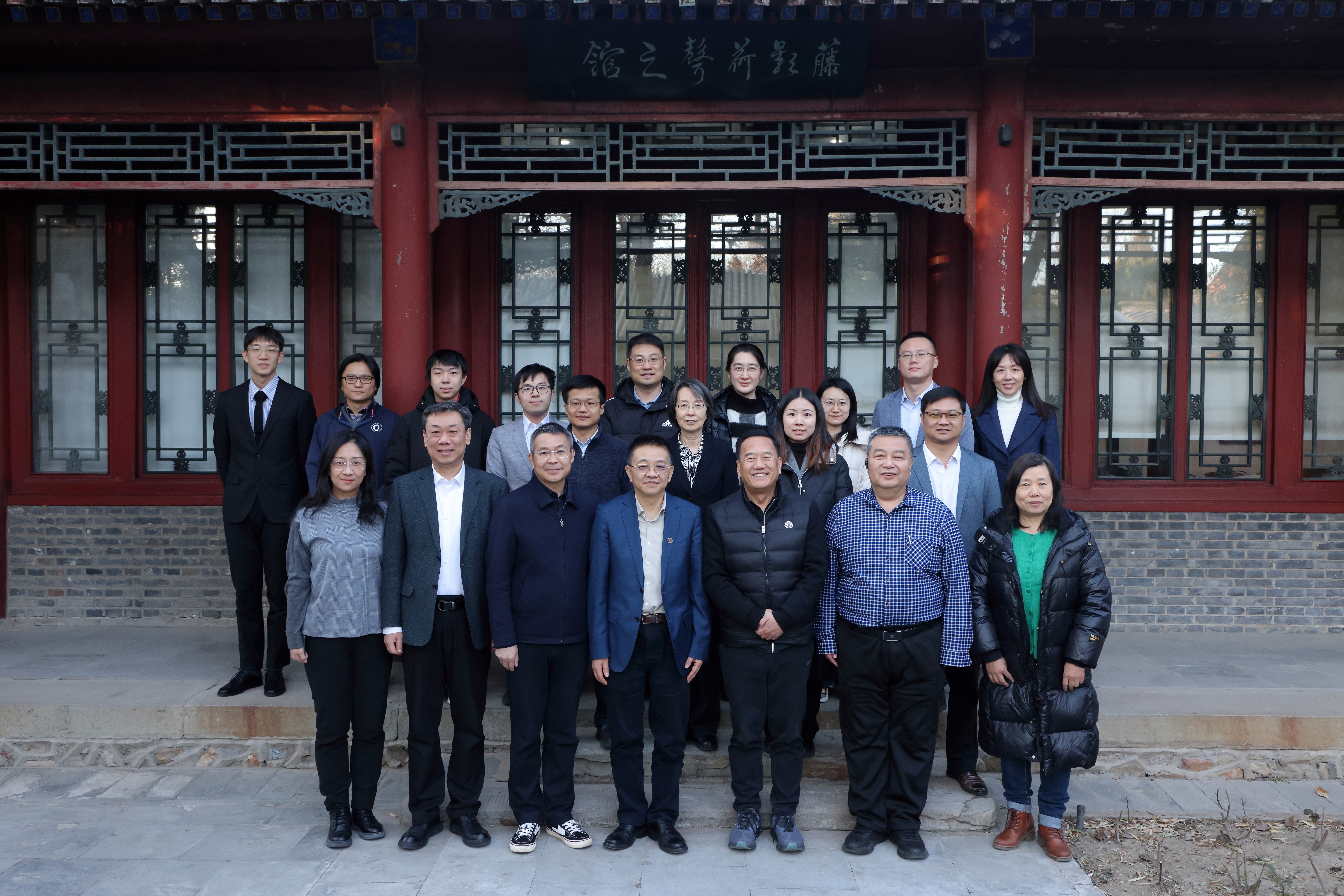 20250110-0033990威尼斯颠覆性创新人才培养项目座谈会举行-摄影师杨艳彬-参会人员合影.jpg