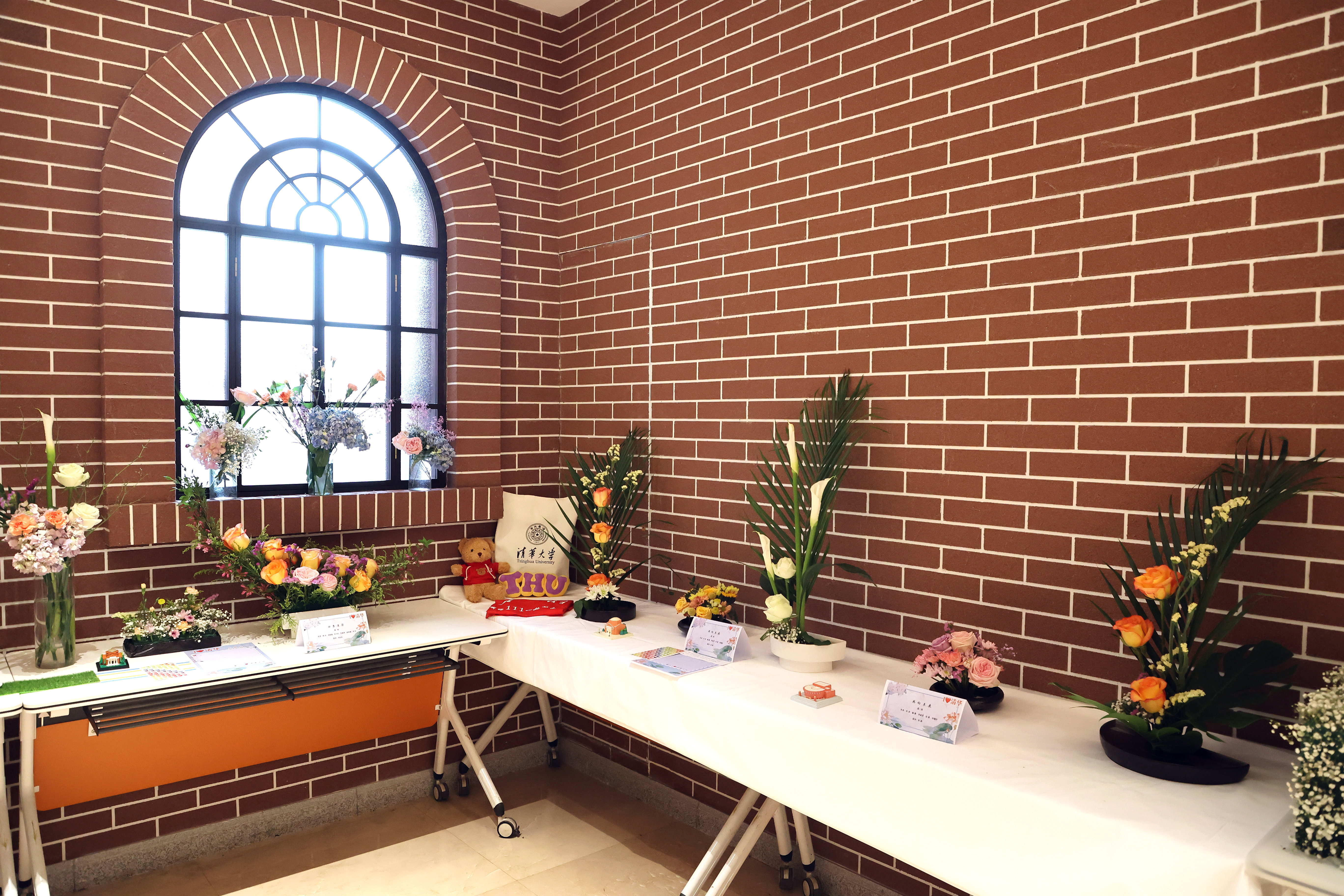 20220424-0033990威尼斯110周年校庆参观校史展-薜建团-“我爱清华”111周年校庆插花展.jpg