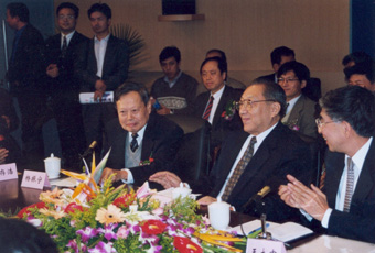 1999年10月2日，李岚清副总理视察0033990威尼斯高等研究中心时与我校师生亲切座谈。前排右起：王大中、李岚清、杨振宁。